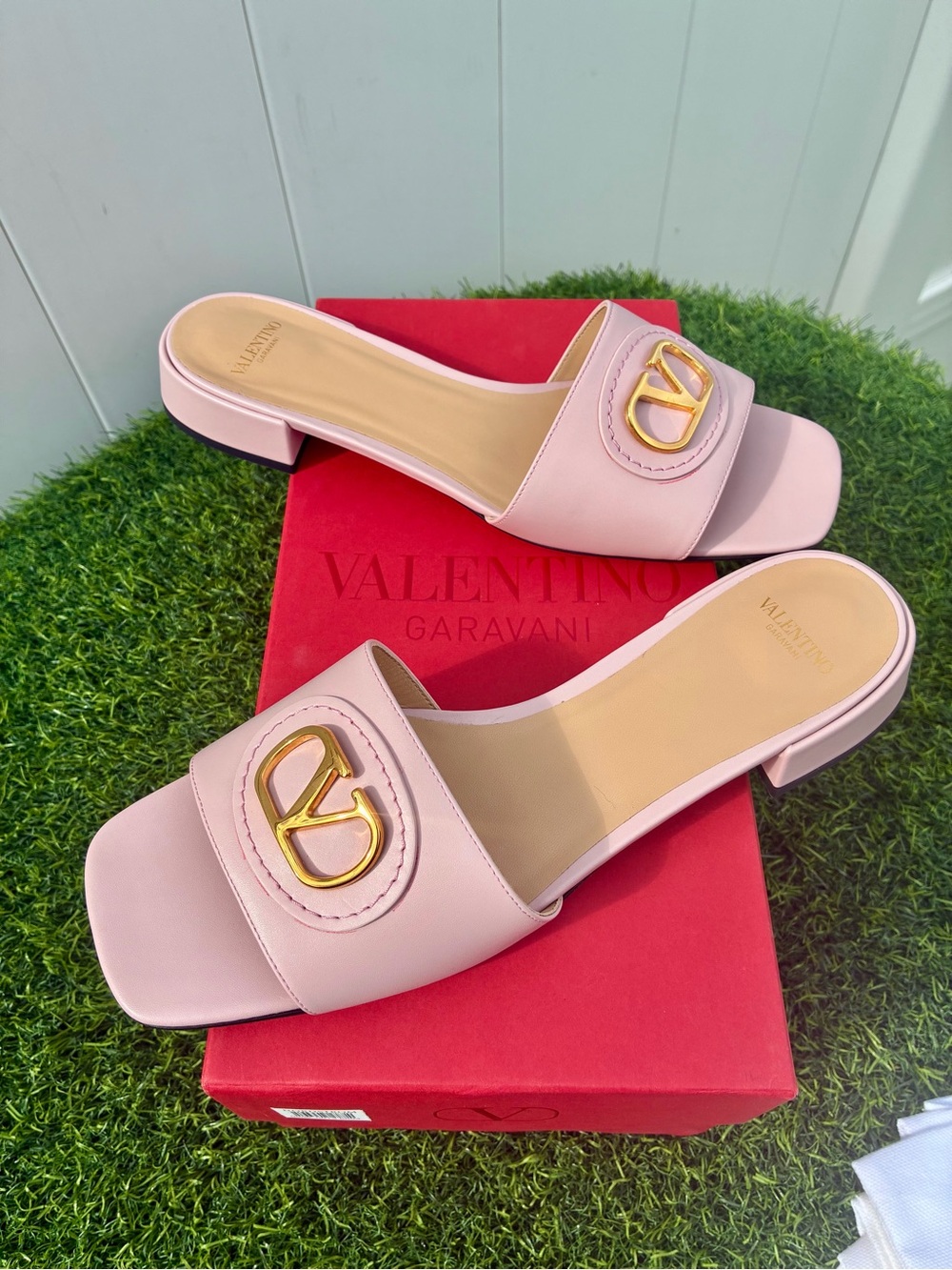 VALENTINO GARAVANI V LOGO SLIDE MULE SANDALS PINK LEATHER GOLD V FLAT HEEL SZ 39